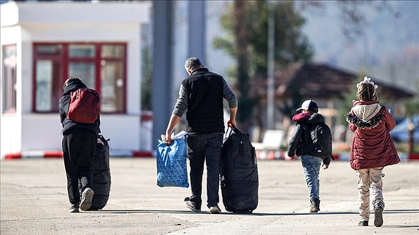 IOM’nin yaptığı yazılı açıklamada, Suriye’de iç savaşın başladığı 2011’den bu yana milyonlarca kişinin ülkesini terk ettiği hatırlatıldı. Bu süreçte 6 milyon kişi Suriye dışına göç ederken, 5,5 milyon kişi ülke içinde yerinden edilmişti.