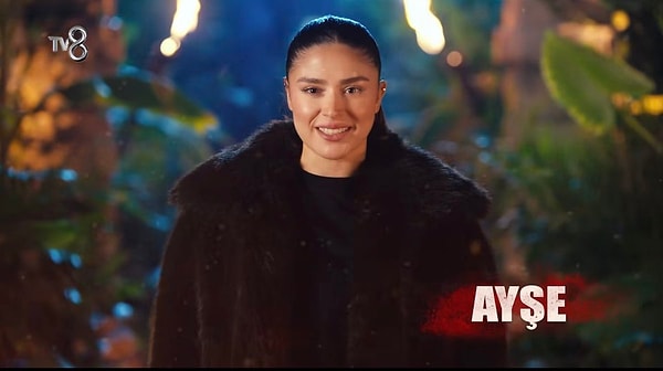 Survivor 2025 fragmanında kürkle karşımıza çıkan Ayşe'nin bu kombini sosyal medyanın gündemine otururken o halleri resmen topa tutuldu.