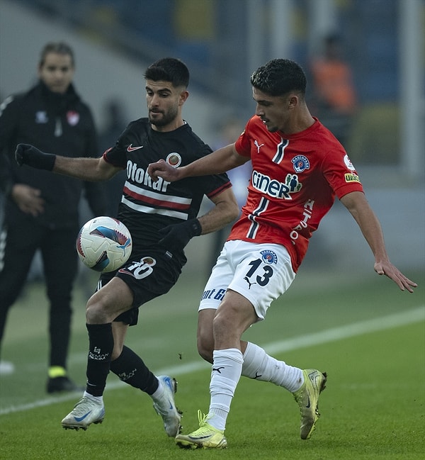 Hiçbir as oyuncusu olmayan Kasımpaşa, U19 takımıyla 15-20 yaş arasında değişen futbolcularıyla birlikte İstanbul'dan Ankara'ya kara yoluyla geldi.