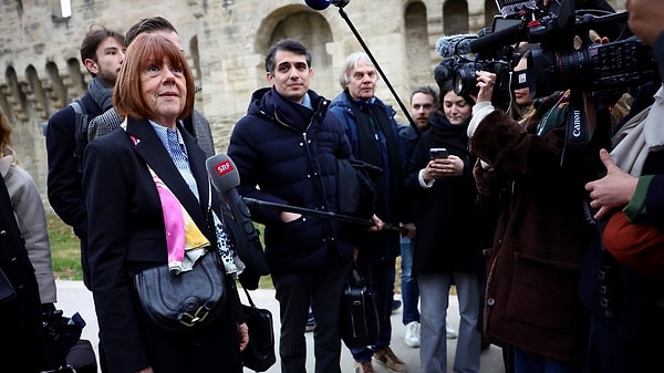 Gisèle Pelicot'u mahkeme kapısında "Cesaretiniz için teşekkür ederiz" gibi sloganlarla karşılayan kalabalık gibi biz de ona cesareti için bir teşekkür sunalım.