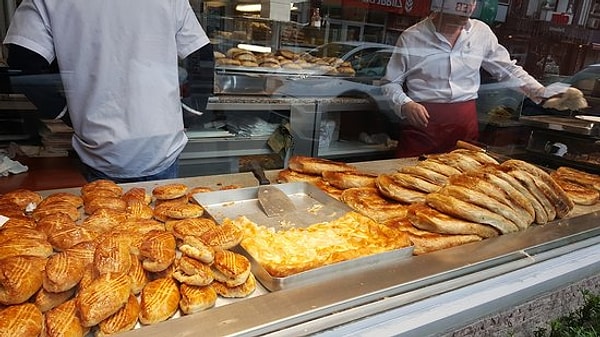 Türkiye genelinde birçok şubesi bulunan Meşhur Sarıyer Börekçisi’nin Kağıthane’deki şubesinde satılan kıymalı börekte “tek tırnaklı eti” ve “sakatat (taşlık)” bulunduğu tespit edildi.