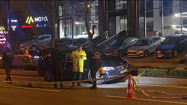 86 yaşındaki ünlü mimar Turgut Toydemir trafikte aracıyla seyir halindeyken tartıştığı, polis memuru S.Ç. tarafından vuruldu. Toydemir'in ağır yaralandığı olayda polis memuru S.Ç.'nin ise silahla birlikte yakalanarak emniyete götürüldüğü İstanbul Emniyet Müdürlüğü tarafından duyuruldu.