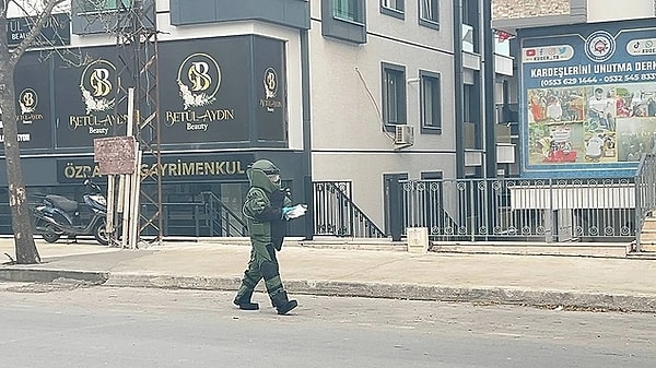 İstanbul’un Beylikdüzü ilçesine bağlı Yakuplu Mahallesi’nin Mareşal Fevzi Çakmak Caddesi'nde kaldırımda el bombası gören vatandaşlar polisi aradı. Olay yerinde el bombası benzeri cismi inceleyen bomba imha uzmanı ve ekipler gerekli önlemleri alarak cismi Bomba İmha Şube Müdürlüğü'ne götürdüler.