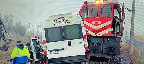 Alpullu beldesinde Kapıkule Garı'na giden yük treni, hemzemin geçitte fabrika işçilerini taşıyan servis minibüsüne çarptı.