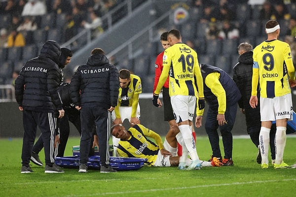 Fenerbahçe, Başakşehir'i 3-1 yendiği mücadelede Becao'yu sakatlığa kurban vermiş ve çapraz bağlarında yırtık oluşan Brezilyalı stoper sezonu kapatmıştı.