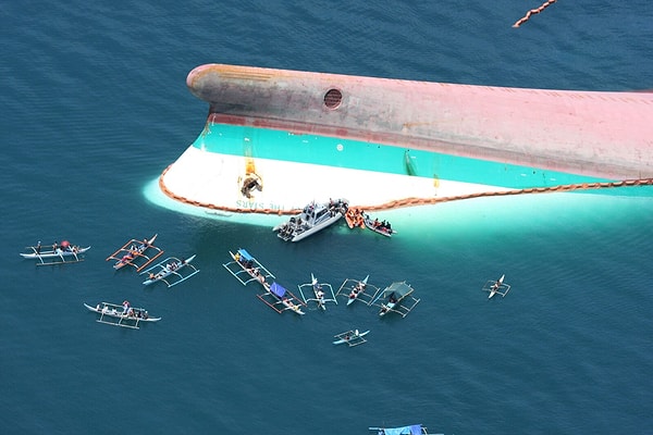 Güverte insanlarla dolup taşmış koridorlarda bile uyuyanlar vardı. İnsanların çoğu bırakın can yeleğini, gemide güvenlik önlemlerinin varlığından bile habersizdi.