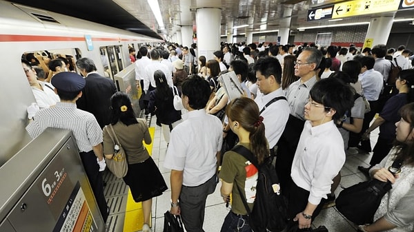 Tokyo’da metro sadece bir ulaşım aracı değil, günlük yaşamın vazgeçilmez bir parçası. İnsanlar işe zamanında yetişmek, trafiğe takılmamak için dakikliğiyle ünlü bu sistemi kullanıyor.