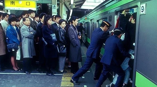 Tokyo metrolarındaki kalabalık Japonların kabullendiği bir gerçeklik. Dakik ve güvenilir bir toplu taşıma sisteminin getirisi olan bu yoğunluk Tokyo’nun ritminin bir parçası.