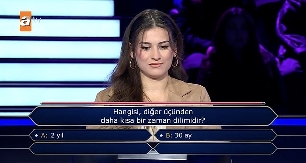 "Hangisi, diğer üçünden daha kısa bir zaman dilimidir?" sorusuna yanıt vermekte zorlanan yarışmacı, zamanın nasıl geçtiğini anlayamadı.