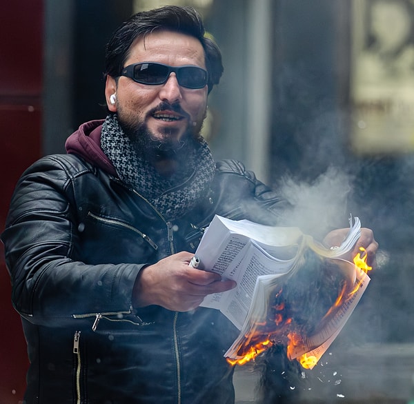 Öte yandan Abdulmohsen’in sosyal medya hesaplarında dikkat çeken bir diğer nokta ise sık sık İslam karşıtı olan ve sokakta Kuran-ı Kerim sayfaları yakmasıyla gündeme gelen Salwan Momika’dan alıntılar yapmasıydı.