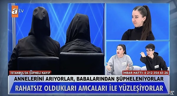 2. Müge Anlı'da hepimizi dumur eden Nezaket Uyur kaybı ile ilgili eski eşi ve dört çocuğunun babası Yusuf iddiaların odağındaydı. Müge Anlı yayınına katılan Habibe annesinin kaybında babasını sorumlu bulduğunu açıkladı. Hatta babasının annesini öldürdüğünden şüphelendiğini söyledi. Akabinde yayına katılan baba Yusuf, günlerce yüzünü sakladı. Siyak kapüşonlularla sırtını dönerek iddialara yanıt verdi. Dünkü yayında ilk kez yüzünü açtı.