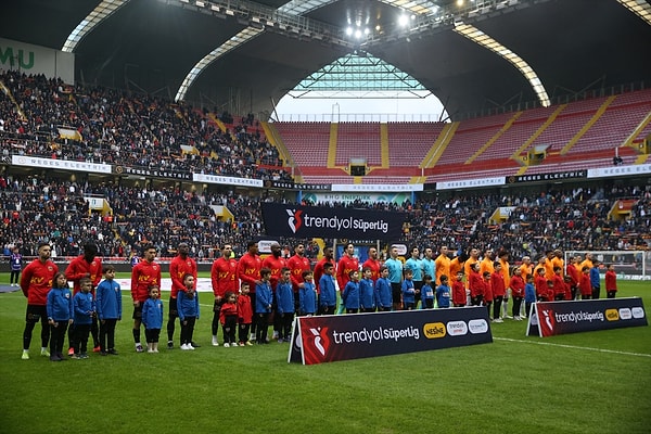 Galatasaray, deplasmanda Kayserispor'la karşı karşıya geldi ve lider futbolu ve golleriyle liderliğini bir kez daha gösterdi.