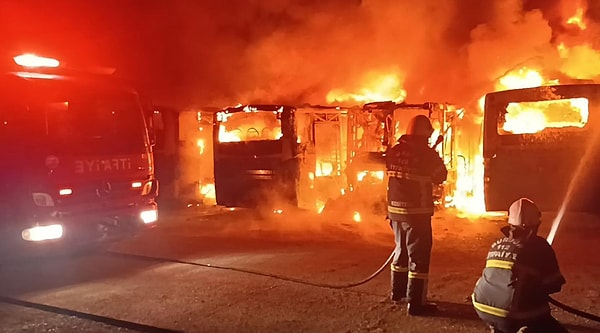 İtfaiye ekiplerinin uzun uğraşları sonucu söndürülen yangında 5 otobüs kullanılamaz hale geldi. Vali Tülay Baydar Bilgihan ve İl Emniyet Müdürü Ahmet Kurt da yangın bölgesine gelerek olayla ilgili bilgi aldı.