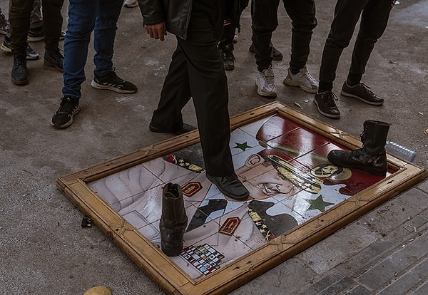 Sadece asker ve polis değil Esed rejimi yanlılarının da merkezlere geldiğini anlatan Abdurabu, "Buraya geliyorlar, silahlarını veriyorlar, onlara üç aylığına geçici bir kart veriyoruz. Bu süre içinde bunu kimlik olarak kullanabiliyorlar." dedi.