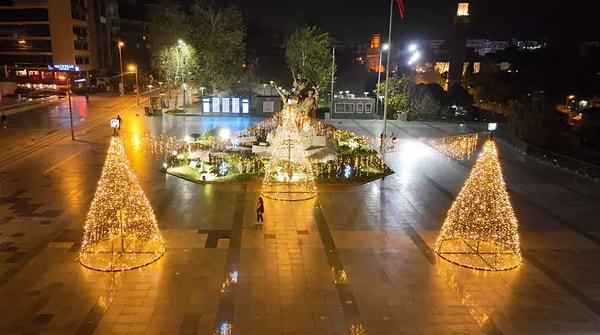 Yeni yılın gelmesiyle birlikte ülkenin birçok bölgesinde hazırlıklar da yapılıyor. Belediyeler ağaçları ve meydanları süsleyerek vatandaşların eğlenceli bir yılbaşı geçirmesini sağlamaya çalışıyor.