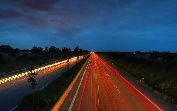 Otoyollar araçların farları ve yansıtıcı yol işaretleri düşünülerek tasarlanır. Aracınızın farları yolu yeterince aydınlatacak şekilde tasarlanmıştır. Yansıtıcı yol şeritleri ve işaretler araç farlarının ışığını geri yansıtarak sürüş güvenliğini artırır.