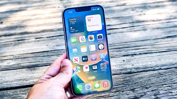 iPhone'lar ise uzun yıllar boyunca güncelleme alır ve güvenlik seviyelerini korur. Örneğin iPhone 8 kullanan bir kullanıcı bile iOS 16 güncellemesi sayesinde iPhone 14 seviyesinde güvenlik özelliklerine sahip olabilir.