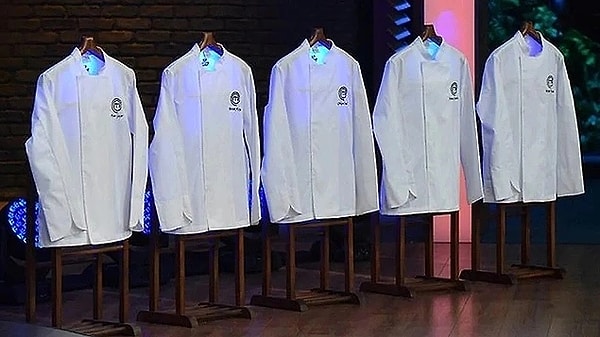 2. MasterChef Türkiye'de şef ceketleri sahiplerini buluyor. İlk ceketi Kerem, ikinci ceketi Onur'un almasıyla birlikte üçüncü ceket de sahibini buldu. Heyecanın giderek yükseldiği yarışmada finale sayılı günler kaldı. MasterChef'te üçüncü ceketi kim kazandı?