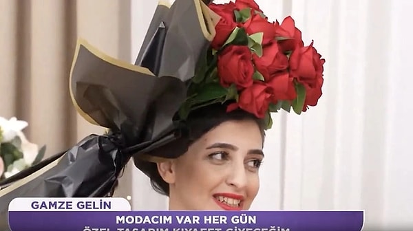 11. Show TV'de yayınlanan Gelin Evi yarışmasındaki yarışmacının bi' garip moda anlayışı görenleri şoke etti. Kafasına bir buket çiçek takıp gelen yarışmacı, özel modacısı olduğunu belirtti. Yarışmaya her gün başka bir kombinle katılacağını belirten yarışmacının buket çiçekli saç tasarımı ise çoktan dilimize düştü. İşte o tasarım...