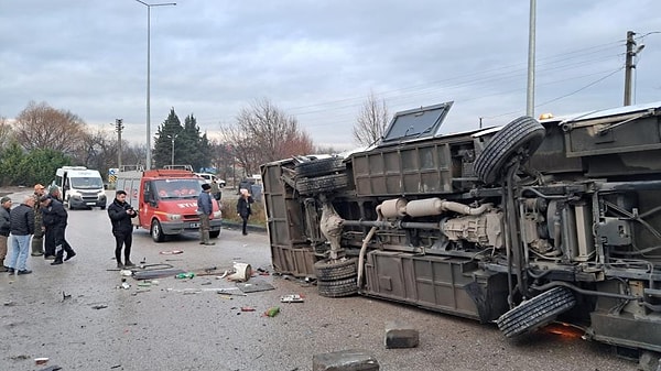 İçerisinde 27'si öğrenci 29 yolcunun bulunduğu 10 S 0026 plakalı okul servisi ile 35 BOL 861 kupa, 35 AUL 472 dorse plakalı tırın çarpışması sonucu yaşanan çift taraflı trafik kazasında çok sayıda yaralının bulunduğu ilk belirlemelere göre yaralı 8 öğrencinin durumlarının ağır olduğu belirtildi.