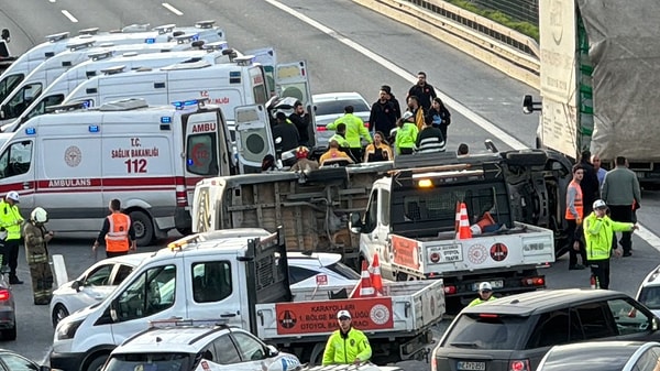 İstanbul'da TEM Otoyolu'nda okul servisi devrildi. Olay yerine çok sayıda ekip sevk edildi.