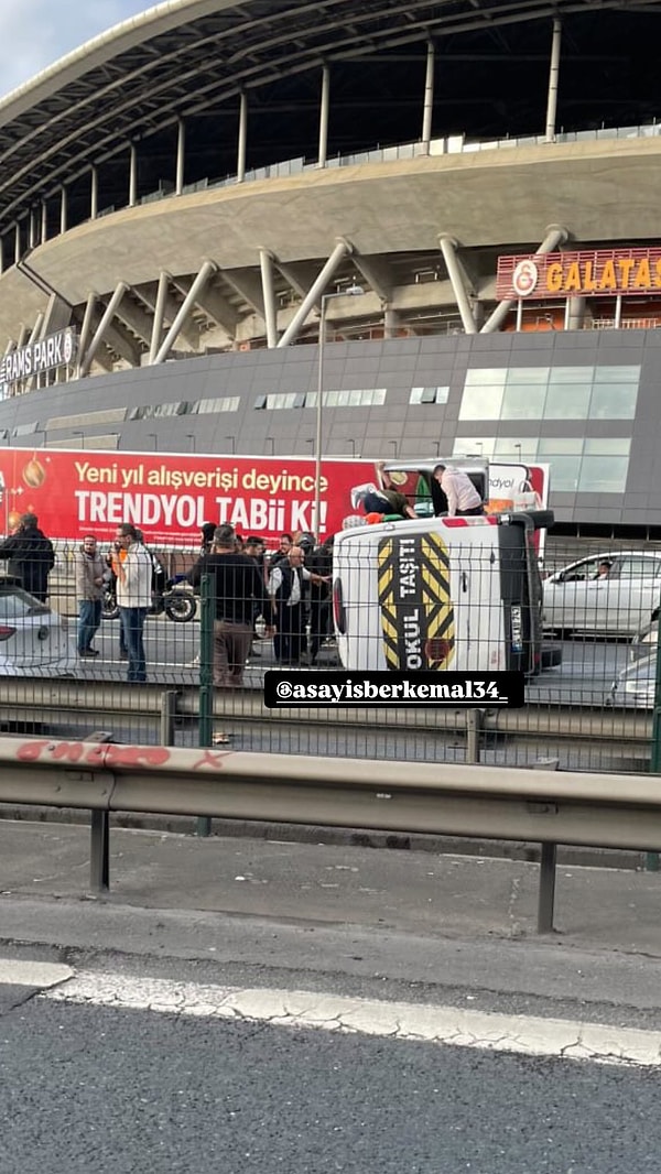 Kaza nedeniyle trafik tek şerite düşürüldü. Olay yerinden kaza aracı kaldırıldı ve yaralılar hastaneye sevk edildi.