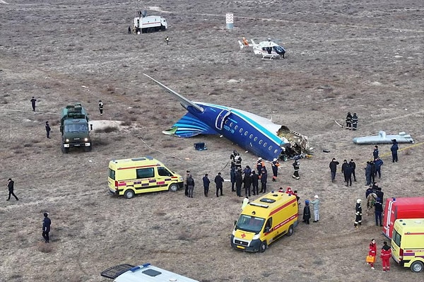 Pilotların acil iniş taleplerine rağmen hasar gören uçağın herhangi bir Rus havaalanına inmesine izin verilmediği ve Hazar Denizi üzerinden Kazakistan'daki Aktau'ya doğru uçmasının emredildiği de ortaya çıktı.