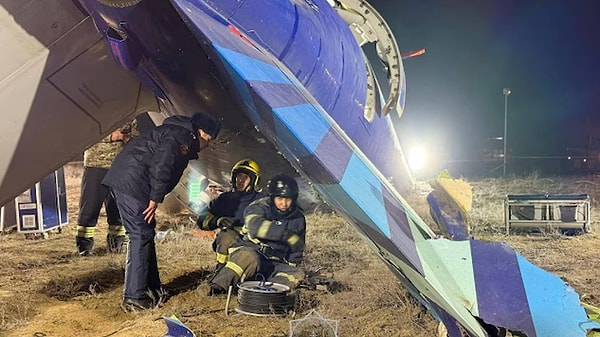 Hazar Denizi’nde kaybolması hedeflenen uçağın Aktau’ya yönlendirilmesi kazanın karada meydana gelmesini sağladı. Bu gelişme olası bir manipülasyonu gözler önüne seriyor.