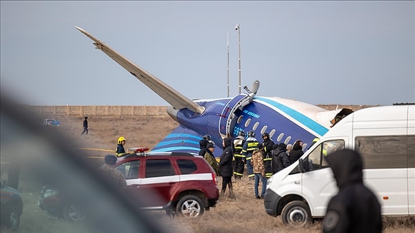 Buna karşın Azerbaijan Airlines, Aktau'daki kazayla ilgili soruşturma tamamlanana kadar, Bakü'den Rusya'nın Soçi, Volgograd, Ufa, Samara, Grozniy, Mahaçkale, Minvodı, Vladikavkaz, Nijniy Novgorod ve Saratov kentlerine uçuşları askıya aldığını açıkladı.