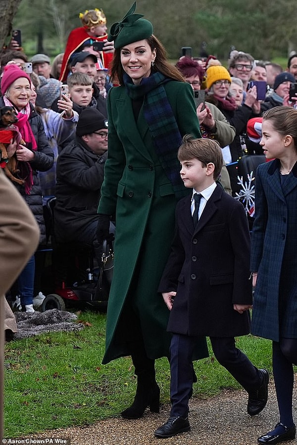 Kate’in yüz ifadesindeki gerginlik, bir anlık endişe ya da yorgunluktan kaynaklanmış olabilir. Kraliyet ailesinin karşılaştığı kalabalıklar ve sürekli dikkatleri üzerine çekmesi, zaman zaman duygusal açıdan zorlayıcı olabiliyor. Ancak bu an, Kate’in eşine duyduğu güveni ve William’ın da ona verdiği desteği gösteriyor.