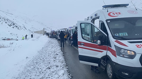 Erzincan-Sivas kara yolunda feci bir kaza meydana geldi. Sakaltutan mevkiinde bir yolcu otobüsü şarampole devrildi. İhbar üzerine olay yerine çok sayıda ekip sevk edildi.