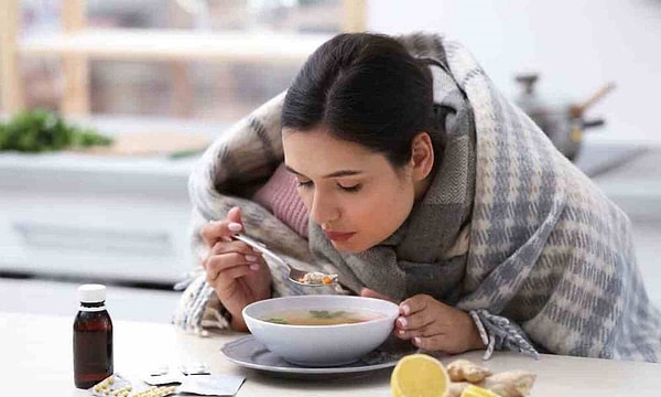 Araştırmalar, bu içgüdünün biyolojik olarak bize miras kaldığını gösteriyor. Vücut, kıtlık zamanlarında hayatta kalabilmek için kalorileri depolama eğilimi gösterir.