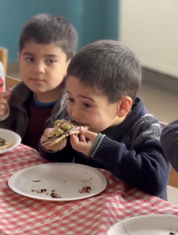 X’te ‘@GaGa_Haber’ isimli kullanıcı Bilal isimli öğrencinin waffle ile tanışmasına dair bir video paylaştı.