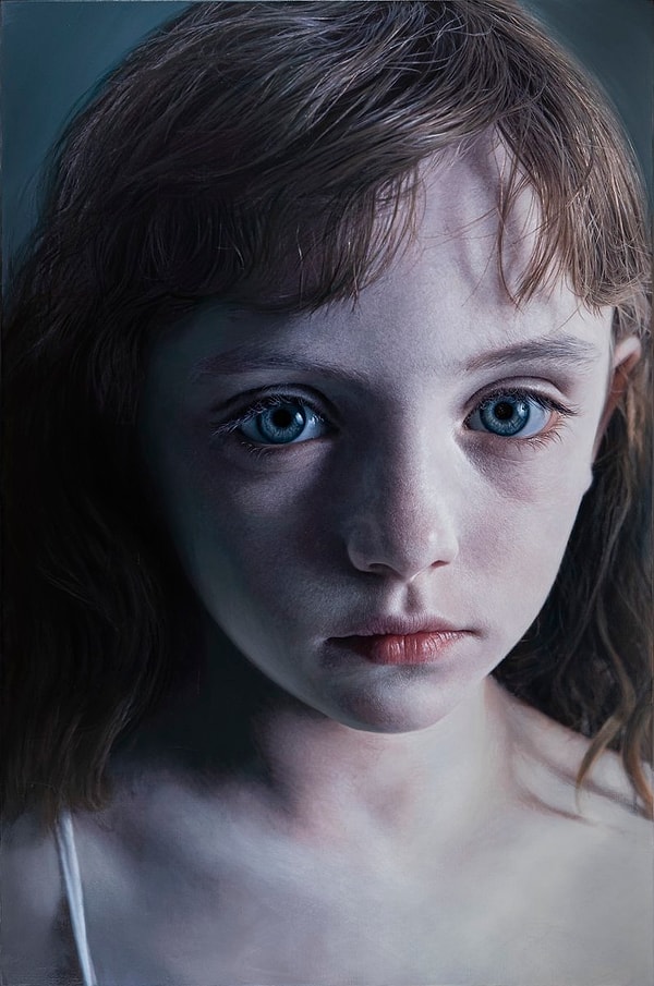 6. Gottfried Helnwein'ın tuval üzerine yağlıboya çalışmasında küçük kızın gözlerindeki hikaye...