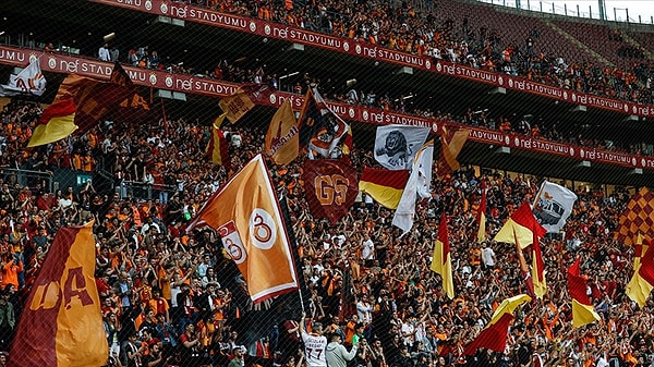 İlk on yılda yani 2024-25 sezonu ile 2033-34 sezonu arasında hem geçmişin gücü hem de güncel performanslar göz önünde bulunduruldu ve Galatasaray bir adım önde görüldü. Galatasaray 4, Fenerbahçe 3, Beşiktaş 2 ve Trabzonspor 1 kere şampiyon olur. En önemli detay ise bu sezonu Galatasaray önde kapatıyor: