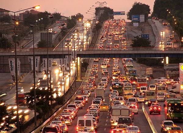 Yapılan açıklamada, "31 Aralık Salı Günü ilimizde yaşanması muhtemel trafik yoğunluğu ve alınacak güvenlik tedbirleri nedeniyle, resmi / özel tüm okul öncesi, temel eğitim ve ortaöğretim kurumlarımızın eğitim öğretim faaliyetlerini saat 16.00'ya kadar tamamlamalarına karar verilmiştir." ifadelerine yer verildi.