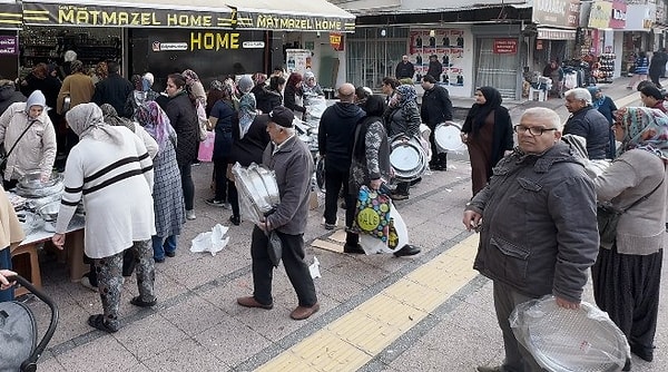 Mersin'in Akdeniz ilçesinde bir mağazada piyasada 155-180 TL arası satılan çiğ köfte leğenini 100 liraya indirdi. İndirimi duyan vatandaşlar mağazaya akın etti.