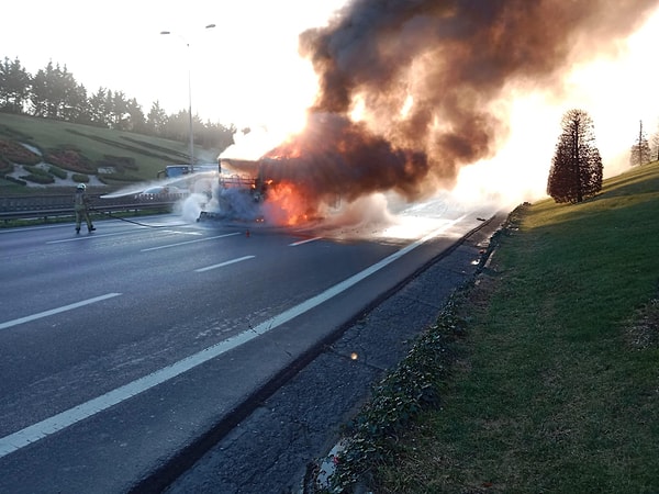 Yangın, saat 09.00 sıralarında TEM Otoyolu Metris Bağlantı Yolu'nda seyir halinde olan bir yolcu otobüsünde meydana geldi.