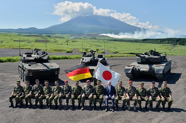 18. yüzyılın sonlarında birçok Japon askeri yetkili, eğitim için Almanya’ya gönderildi ve Alman askeri sistemini öğrenerek Japonya’ya taşıdı. Bu etkileşim, Japonya’nın modernleşen askeri gücünün temellerini attı.