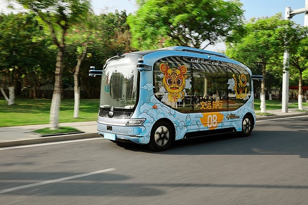 WeRide’ın Robobus’ı, otomotiv devi Yutong Group’un otonom sürüş için özel olarak tasarlanmış elektrikli aracı üzerine inşa edildi. Bu araçta ne bir direksiyon var ne de gaz ve fren pedalları!