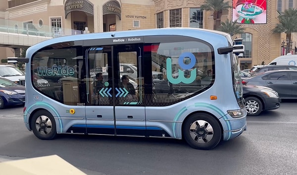 Yolcular, WeRide’ın kendi geliştirdiği "WeRide Go" uygulaması üzerinden Robobus’ların anlık konumlarını takip edebiliyor.