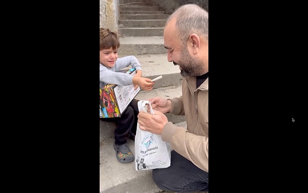 Bir anda sevince boğulan çocuğun elindeki parayı Ankara Abisi Yasin Oyanık'a vermeye çalıştığı o anlar izleyenleri duygulandı.