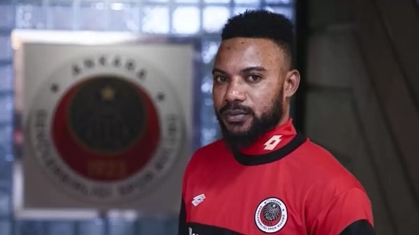 Kariyerinde PSG, Sunderland, West Bromwich'ten sonra Ankara sokaklarında iz bırakmış başka bir Premier Lig yıldızı Stephane Sessegnon da Gençlerbirliği taraftarı için unutulmaz.