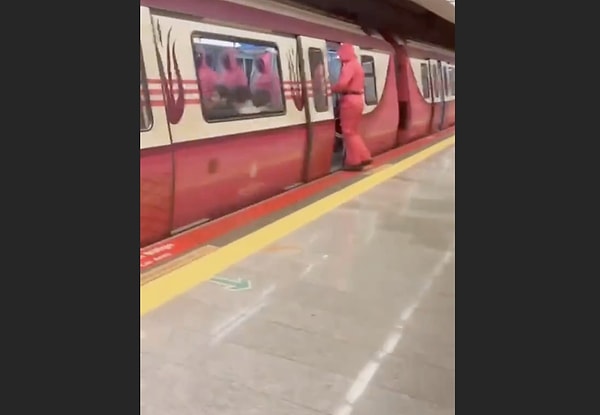 Bir metro istasyonunda gerçekleştirilen reklam çalışmasında oyunculardan biri metroya yetişemedi.