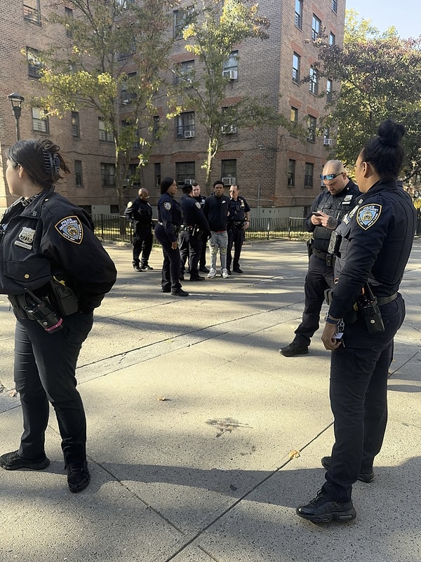 Dün Manhattan'da akıllara durgunluk veren bir olay yaşandı. Manhattan’daki 18th Street metro istasyonunda bir kişi raylara itildi.