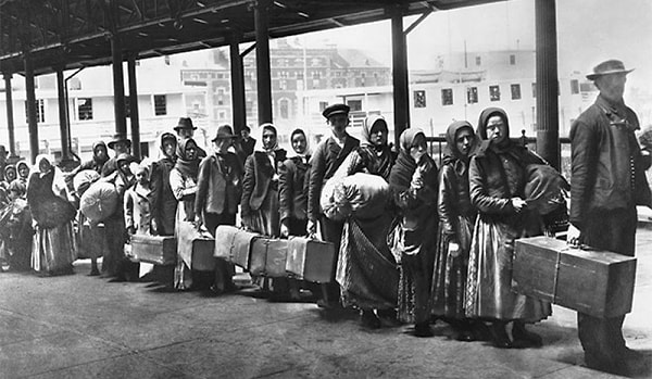 Pizzanın ABD'de bu kadar popüler olmasında en önemli etken, 1880-1920 yılları arasında Amerika'ya göç eden İtalyanlardı.