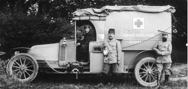 1914 yılında ilk mobil X-ray aracı, Marne Muharebesi’ne doğru yola çıktı. Zamanla, arkadaşlarının maddi desteğiyle Curie toplamda 20 aracı donatmayı başardı. Ayrıca, kızı Irène Curie’nin yardımıyla 150 kadını bu mobil X-ray ünitelerini kullanmak için eğitti.