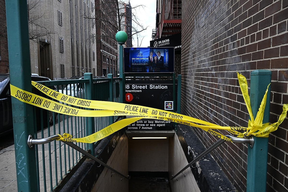 Man Pushed onto Subway Tracks in New York City – Miraculously Survives ...