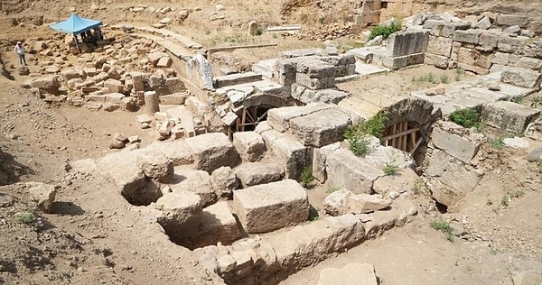 Bizans döneminde önemli bir askeri üs olarak kullanılan şehir güçlü surları sayesinde birçok saldırıya direndi. Ancak Türklerle Bizanslılar arasında uzun süren savaşlar sonucu Alaşehir 1389 yılında Yıldırım Bayezid tarafından kesin olarak Osmanlı topraklarına katıldı.