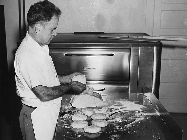 İtalyan göçmenler, önceleri pizzayı sadece evlerinde yapar ve keyifle tüketirlerdi. Daha sonra resmi izinleri olmasa da pizzayı çeşitli yerlerde satmaya başladılar.